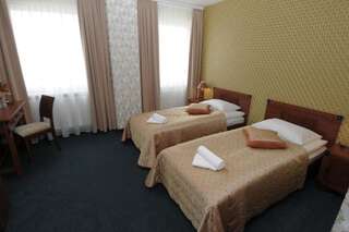Отель Hotel Synet Мажейкяй Двухместный номер с 2 отдельными кроватями-1